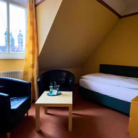 祖尔阿尔滕施米尔德酒店 4* 萨勒河畔瑙姆堡